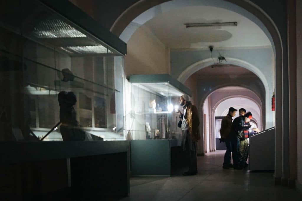 Salem guckt sich mit einer Taschenlampe im Nationalmuseum von Kabul um